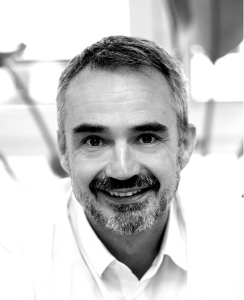 Une image contenant Visage humain, personne, sourire, portrait

Le contenu g&eacute;n&eacute;r&eacute; par l&rsquo;IA peut &ecirc;tre incorrect.