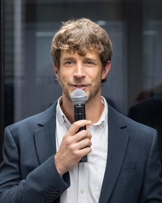 Une image contenant personne, habits, Visage humain, homme

Le contenu g&eacute;n&eacute;r&eacute; par l&rsquo;IA peut &ecirc;tre incorrect.