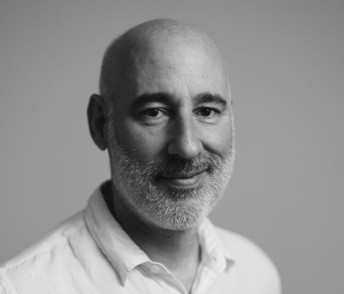 Une image contenant Visage humain, portrait, personne, homme

Le contenu g&eacute;n&eacute;r&eacute; par l&rsquo;IA peut &ecirc;tre incorrect.